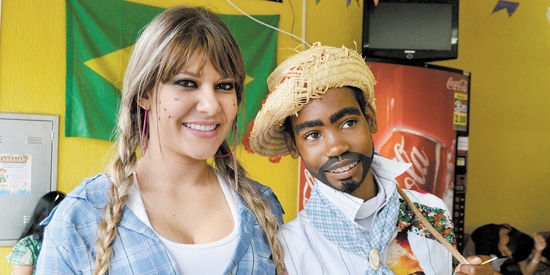 Na People Skill, duas graças de garotas Kellen Fernandes e Miriam Cristina Moreira de Oliveira, esta que ganhou um tablet pela melhor caracterização junina, vocês viram né? Toda vestida “di mininu